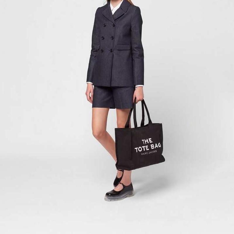 MARC JACOBS Traveler Logo