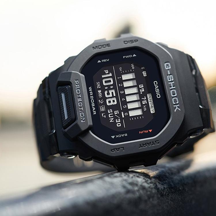 G-SHOCK G-SQUAD GPS LED GBD-200-1PR-person