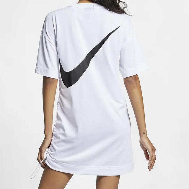 Nike Sportswear swoosh Logo