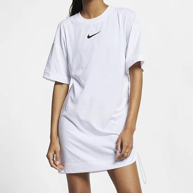 Nike Sportswear swoosh Logo