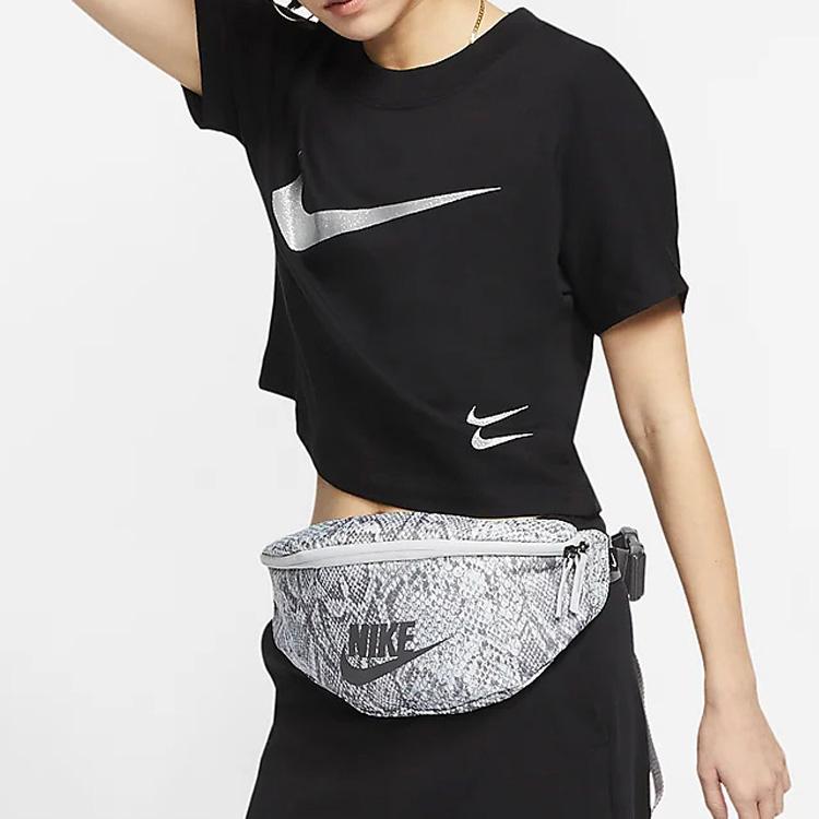 Nike Sportswear Swoosh LogoT