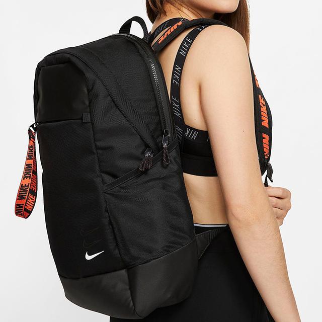 Nike Sportswear Essentials