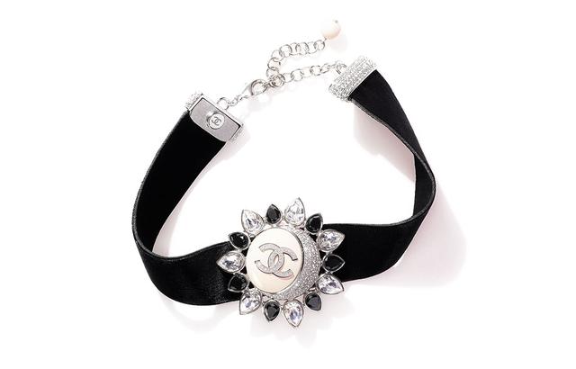 CHANEL choker