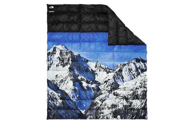 Supreme x The North Face Mountain Nupste Blanket