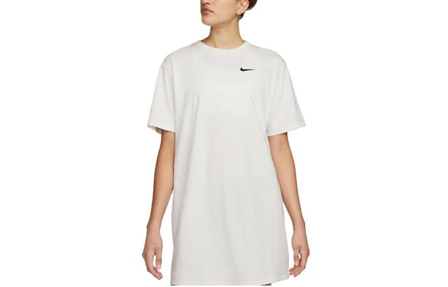 Nike Sportswear Swoosh Logo