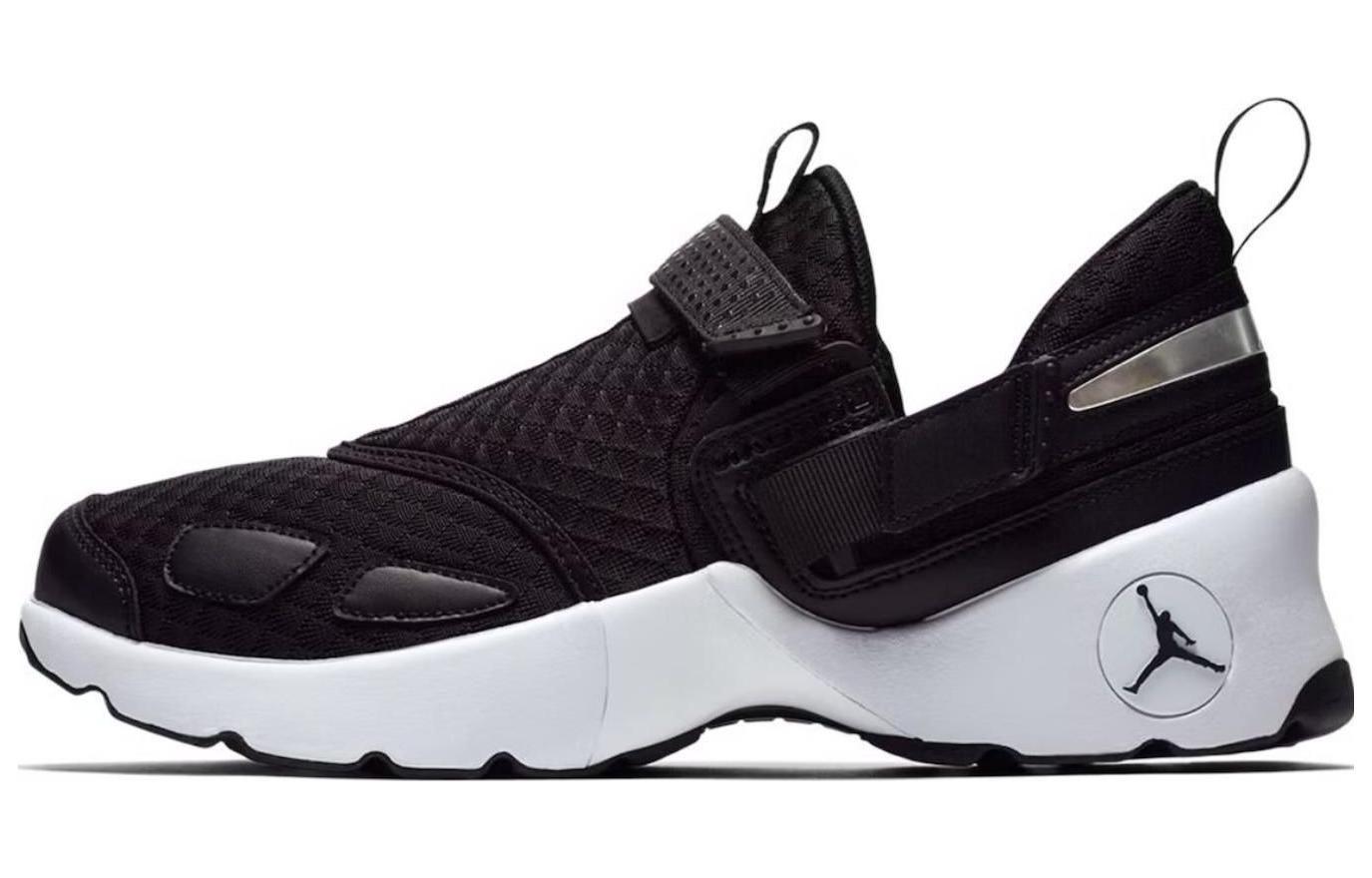 Jordan Trunner LX "Black White Sole"