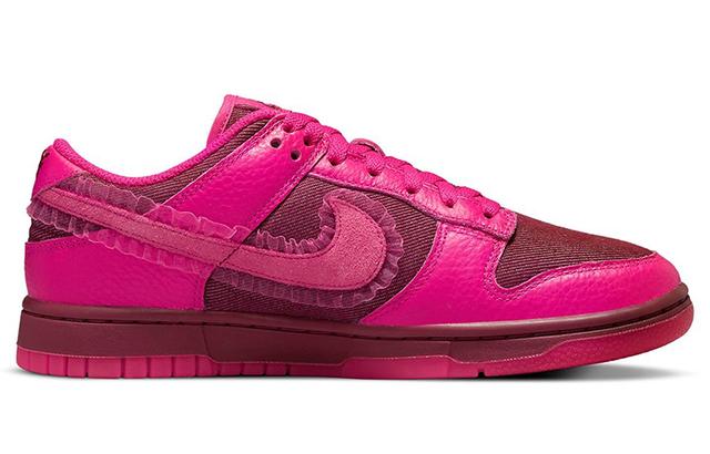 Nike Dunk Low "Valentine's Day"