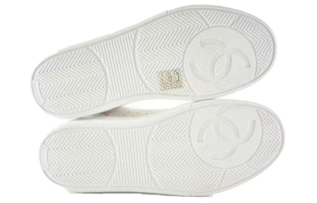 CHANEL Low-Top